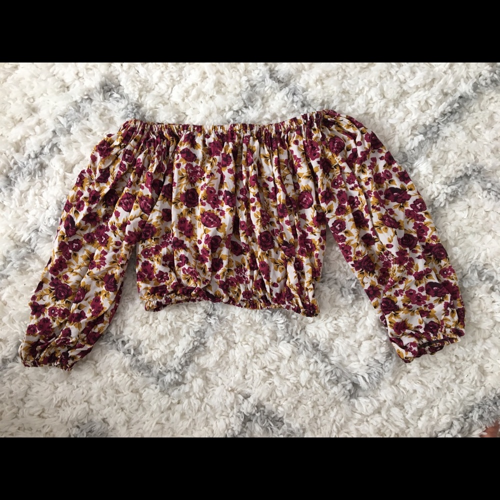 Off the shoulder long sleeve crop top!!